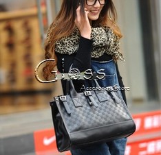 CARTERA CON CUADROS Y 3 CORREAS