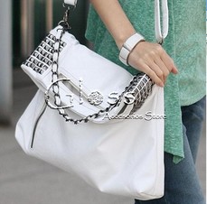 CARTERA CON TACHAS PLATA Y CADENA