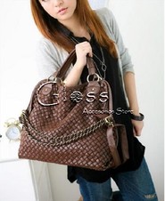CARTERA CON CADENAS ESTILO TEJIDA