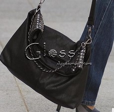 CARTERA CON TACHAS PLATA Y CADENA
